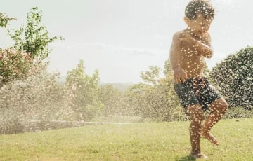 Счастливый ребенок на прогулке