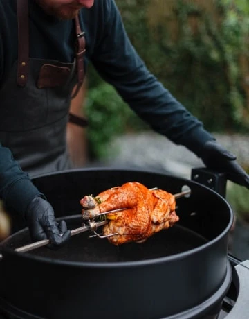 Зона барбекю с мангалом Виктори Парк Резиденсез