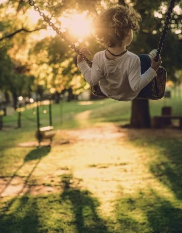 Ребенок на качелях